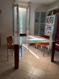 Tavolo da pranzo in cristallo con 8 sedie