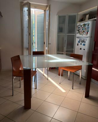 Tavolo da pranzo in cristallo con 8 sedie