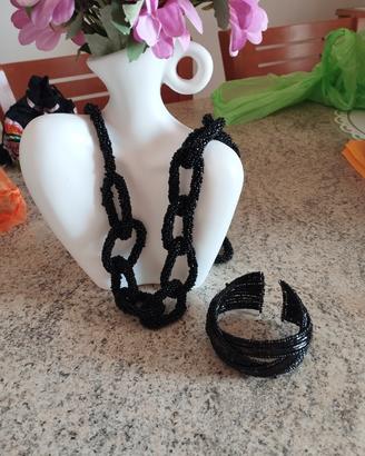collana di perline nere e  bracciale ostia 