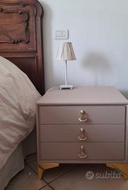 Comodini restaurati eleganti elementi oro