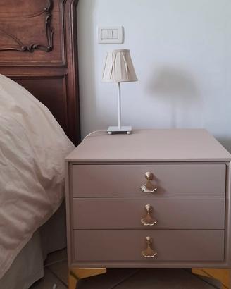 Comodini restaurati eleganti elementi oro