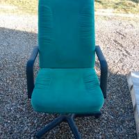 Sedia girevole da ufficio e scrivania