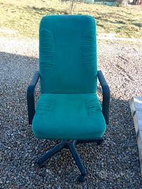 Sedia girevole da ufficio e scrivania