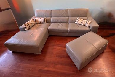 Divano in pelle con chaise long estraibile e pouf