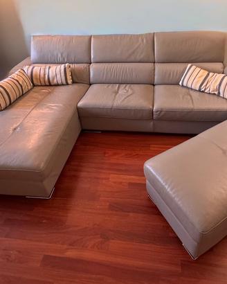 Divano in pelle con chaise long estraibile e pouf