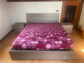 Letto matrimoniale e due comodini abbinati