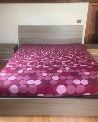 Letto matrimoniale e due comodini abbinati