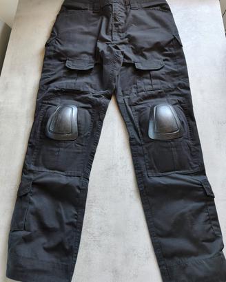 Pantaloni tattici neri con protezioni 