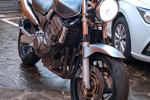 Honda Hornet 900 iniezione.