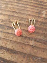 Orecchini a clips con corallo intarsiato