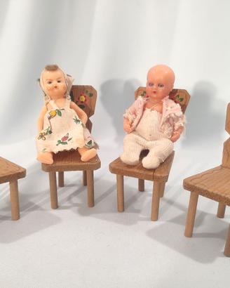 SEDIE IN LEGNO DIPINTE E BAMBOLE ’50 x MINI FURGA