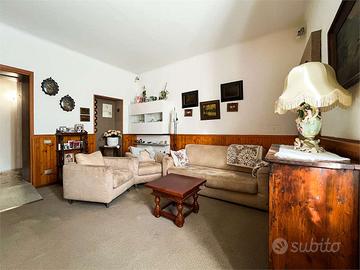 Ampio appartamento in corte a Sesto Calende - loca