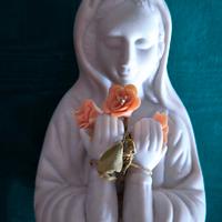 Statuetta in porcellana bianca "Madonna delle Rose