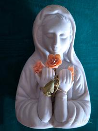 Statuetta in porcellana bianca "Madonna delle Rose