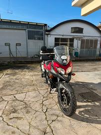 Suzuki V-Strom 650 XT accessoriata.