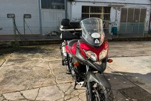 Suzuki V-Strom 650 XT accessoriata.