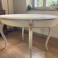 Tavolo ovale in legno laccato allungabile