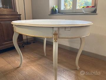 Tavolo ovale in legno laccato allungabile