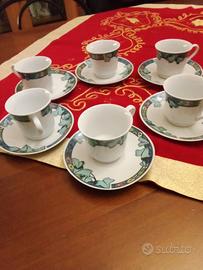 Tazzine da caffè con decorazioni floreali