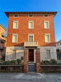 Villa di 375 m² con più di 5 locali e box auto a R