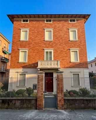 Villa di 375 m² con più di 5 locali e box auto a R