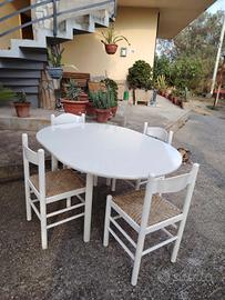 Tavolo con sedie 