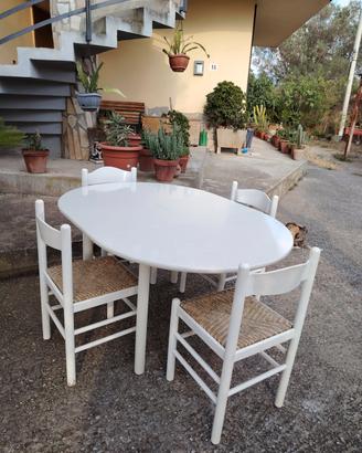 Tavolo con sedie 