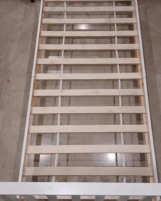 Letto singolo in legno bianco