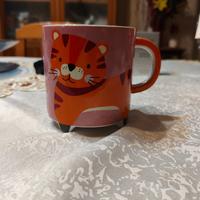 Tazza di ceramica con gatto raffigurato
