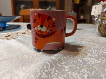 Tazza di ceramica con gatto raffigurato