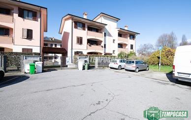 TRE LOCALI CON GIARDINO, DUE CANTINE E BOX!