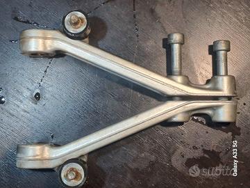 Y che sostiene la marmitta di Ktm Duke 690 mod '17