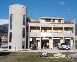 Locale commerciale con 6 ingressi