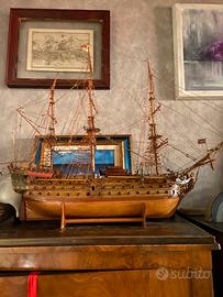 Nave in legno fatta a mano