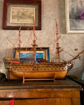 Nave in legno fatta a mano