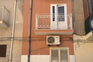 Casa indipendente ammobiliata