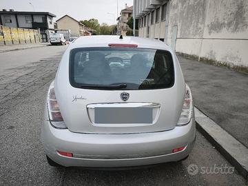 lancia y 