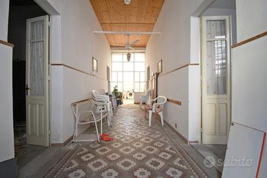 Indipedente da ristrutturare con garage e terrazza