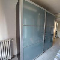 armadio con ante scorrevoli 