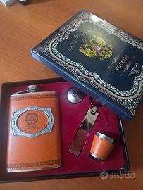 set russo con fiaschetta e portachiavi. russia