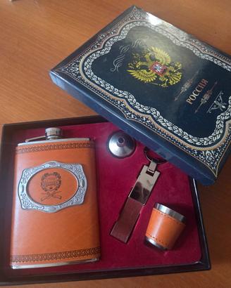 set russo con fiaschetta e portachiavi. russia