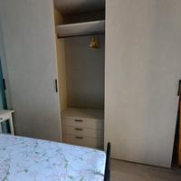 Armadio in legno grigio cemento