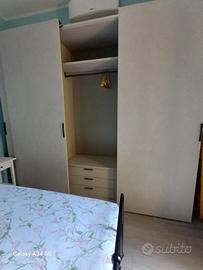 Armadio in legno grigio cemento