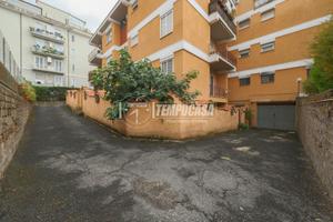 TRILOCALE RISTRUTTURATO CON DOPPI SERVIZI E GARAGE