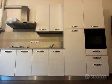 Cucina attrezzata bianca moderna