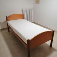 Letto singolo in legno con materasso in lattice