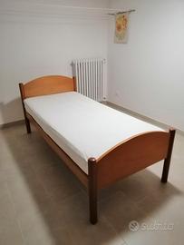 Letto singolo in legno con materasso in lattice