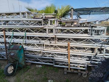 Truss americane Quadrate da 25 e cubi.
