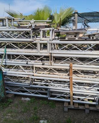 Truss americane Quadrate da 25 e cubi.