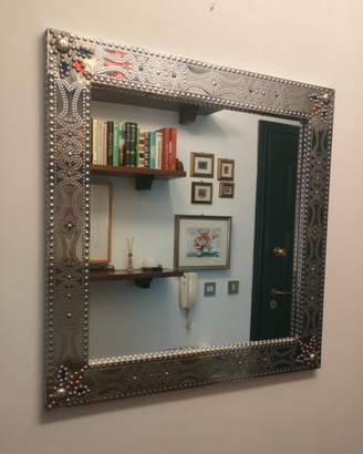 Specchio con cornice di colore argento 70x70